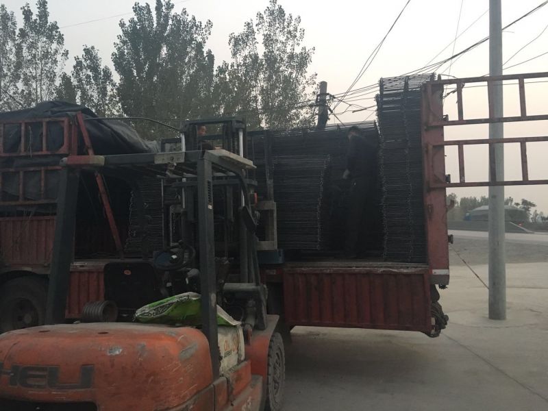发往山东张总的2000套钢筋网片和圆网装车中