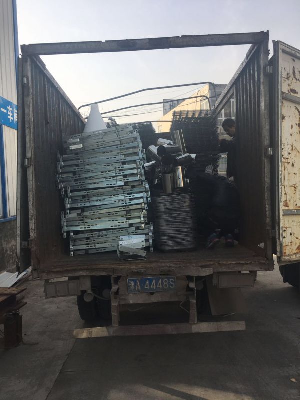 发往河北王总的30套60公斤干湿喂料器装车中