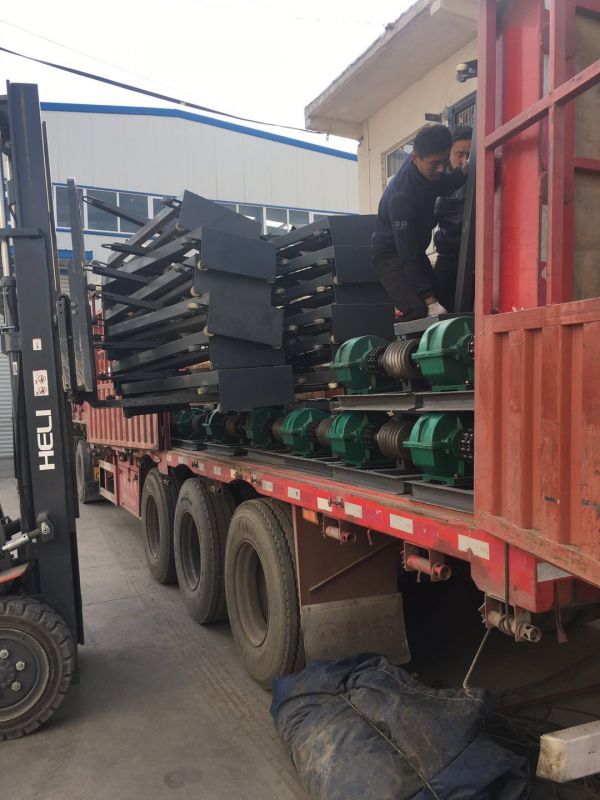 发往安徽张总的32套刮粪机正在装车中