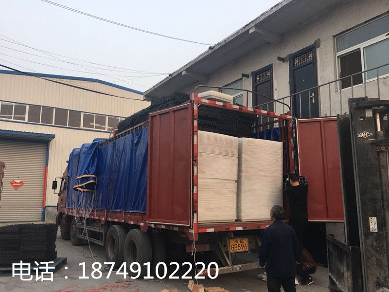 广东湛江徐闻县熊老板订购的漏粪板模具和网片