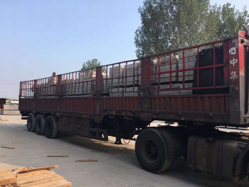 陕西咸阳张老板订购的230块2.2米水泥漏粪板正在装车
